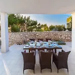Villa Luxury Oasis By The With Pool *