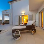Luxury Oasis By The With Pool *