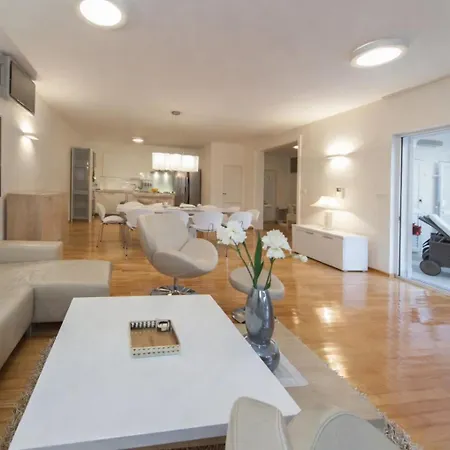 Βίλα Luxury Oasis By The With Pool Primošten